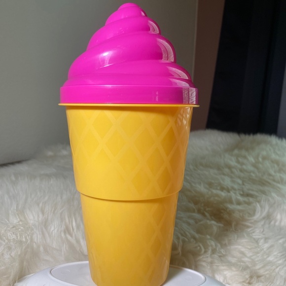 OVER SIZED PLASTIC CUP ICE CREAM CONE NOVELTY TUMBLER WITH STRAW - Picture 4 of 6
